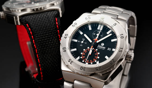 <strong>M2 パイオニア</strong><br />ケース｜チタニウム<br />直径｜46.5mm<br />厚さ｜16mm<br />ムーブメント｜自動巻き（Cal.Tutima 521）<br />機能｜クロノグラフ（12時間積算計 、センターに60分積算針）、24時間計、時間計測に用いる回転ベゼル、日付表示<br />ストラップ｜チタニウム（ケブラーベルト付属）<br />防水｜30気圧<br />発売時期｜12月予定<br />予価｜90万円（税別）<br />