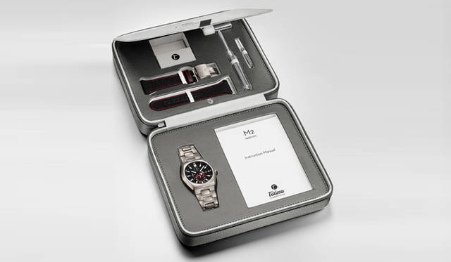 <strong>M2 パイオニア</strong><br />ケース｜チタニウム<br />直径｜46.5mm<br />厚さ｜16mm<br />ムーブメント｜自動巻き（Cal.Tutima 521）<br />機能｜クロノグラフ（12時間積算計 、センターに60分積算針）、24時間計、時間計測に用いる回転ベゼル、日付表示<br />ストラップ｜チタニウム（ケブラーベルト付属）<br />防水｜30気圧<br />発売時期｜12月予定<br />予価｜90万円（税別）<br />