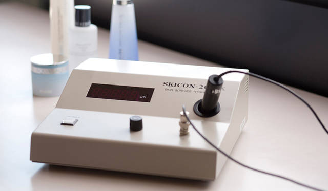 セミナーで使用する機器はすべて研究所で実際に使用されているもの。当然、化粧品カウンターなどで見かけるそれとは測定できる項目数や精度が違う。こうした精密機器を使って、まさに“本気”の肌診断が受けられるというのも貴重な機会だ。