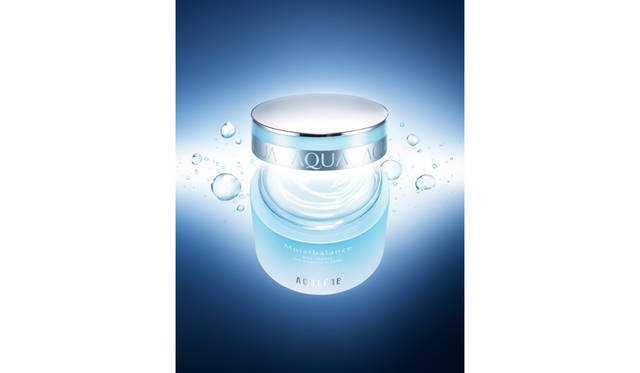 たとえば、たっぷりの化粧水で肌に水分を補給しても、蒸発してしまっては意味がない。この潤い持続ジェル「モイストバランスR」は、スッと消えるように肌に溶け込み、角質層深くまで均一に浸透。ベタつきはゼロ！　角質層内をうるおいで満たすとともに、肌表面に水のヴェールを形成し、角質層に水分を送り続けることでうるおいを逃さない。モイストバランス R　50g 5940円　95g 9720円