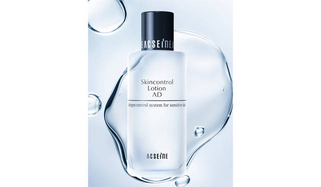 「アクセーヌ」の代名詞ともいえる化粧水「AD コントロール ローション」。乾燥して敏感になった肌に水分を補給する低刺激の化粧水で、その効果に信頼は厚い。「肌にやさしく、確かな美容効果を」という思いからはじまったブランドの歴史は、この1本に体現される。　AD コントロール ローション 120mL  3780円