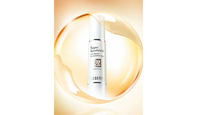 紫外線は肌の敵！　UVケアは1年中欠かせないけれど、強い日焼け止めはかえって肌の負担になる。そんなジレンマを解消してくれるのが、この1本。肌へのやさしさを追求する「アクセーヌ」ならではの厳しい審査をクリアした“肌が深呼吸できる”日焼け止め下地だ。肌色を補正し、毛穴もカバーしてくれる化粧効果も優秀。スーパーサンシールド EX SPF50+・PA++++ 22g 4320円