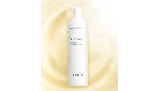 乾燥する肌に水分を補給しようにも、肌がそれを受け付けなければ意味がない！ 保湿効果を高めるには潤いを与えるだけでなく、水分が浸透しやすい柔らかな肌を準備する必要も。乾燥や紫外線などによりダメージを受けた肌の表面は、余分な角質が肥厚して水分をブロックしている状態。毎日の洗顔で負担なくオフしてくれる「リセット ウォッシュ」を取り入れて、日頃から潤いの受け入れ態勢を整えておきたい。リセット ウォッシュ 200mL 3240円