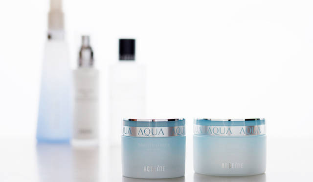 「アクセーヌ」の製品は、肌が不安定なときにも使いやすい低刺激なものから、現代の肌を悩ませるトラブルに積極的にアプローチする製品まで幅広く揃う。その根本にあるのは、肌へのやさしさの追求。わずかな体調の変化にも敏感に反応してしまう女性の肌にとって、信頼できる化粧品ほど心強い存在はない。