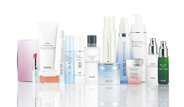 <strong>アクセーヌとは？</strong><br />1970年代、化粧品によるアレルギーを繰り返さないためにおこなわれた、皮膚科専門医との共同研究にはじまるアクセーヌの歴史。症状の原因物質を追求し、取り除き、再発を防止するという理論に基づくシステム──皮膚炎再発防止機構を意味する3つのアルファベット、A.C.S.（Allergen Control System）をブランドの核に据え、皮膚生理学に基づく低刺激性と、効果実感のある高機能製品を開発。40年以上の間、多様に変化する環境に対応しつつ、健やかで美しい肌を目指す。