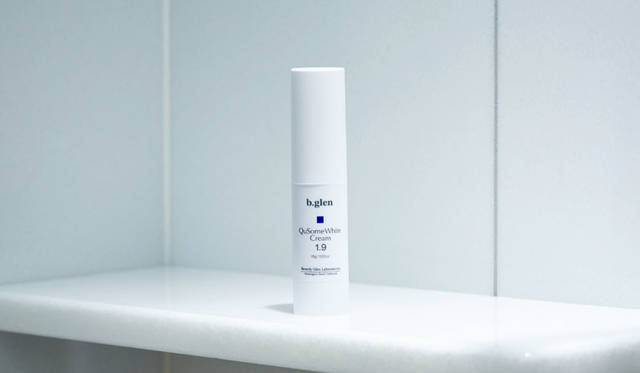 QuSomeホワイトクリーム1.9 肌に明るさと輝きをもたらす「ハイドロキノン」配合のブライトニングクリーム。さらりとした軽やかなテクスチャー。15g 6480円