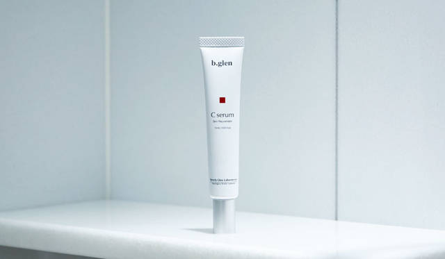 Cセラム つけた瞬間からほのかな温感。吸いつくように肌になじむ、ビタミンC高濃度配合美容液。引き締まった肌印象へと導く。 15mL 5076円 