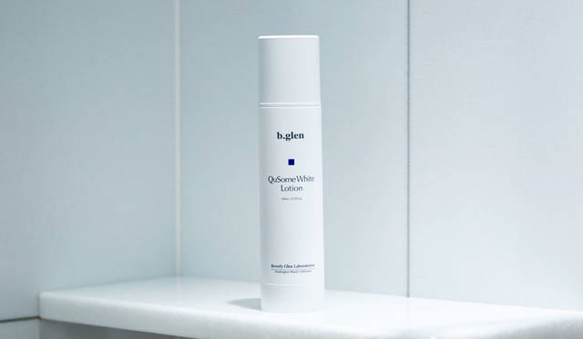 QuSomeホワイトローション さっぱりとしたテクスチャーなのに深いうるおいが続く化粧水。紫外線によるダメージを受けた肌にやさしく浸透。150mL 5400円