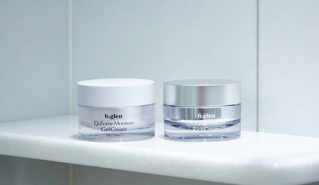 （左より）QuSomeモイスチャーゲルクリーム 肌の上でとろけるようになじみ、内側と外側の両面からの保湿効果で肌のうるおいをキープ。ハリのある肌を保つクリーム。30g　6480円、QuSomeモイスチャーリッチクリーム 濃厚なのにベタつかず、長時間やさしいカバー感が残る、エモリエント効果の高いクリーム。お手入れの最後に使用。 30g　1万800円