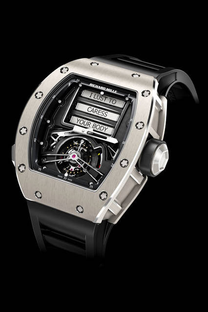 8時位置のプッシュボタンを押すと、時針と分針が収納され、ローラーの動きが鮮明に見えるようになり、文字盤の変化をじっくりと堪能することができる。