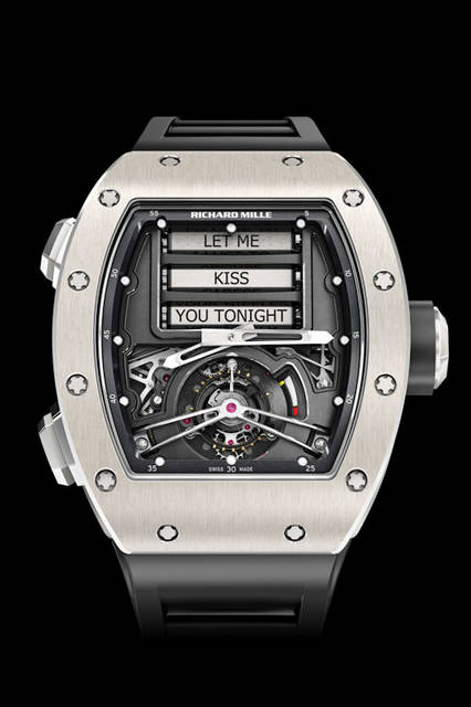 10時位置にあるプッシュボタンを押すと最新コンプリケーション「オラクル」が作動し、グレード5チタン製ローラーを3つ回転させ、ランダムな言葉を文字盤上に作りだす