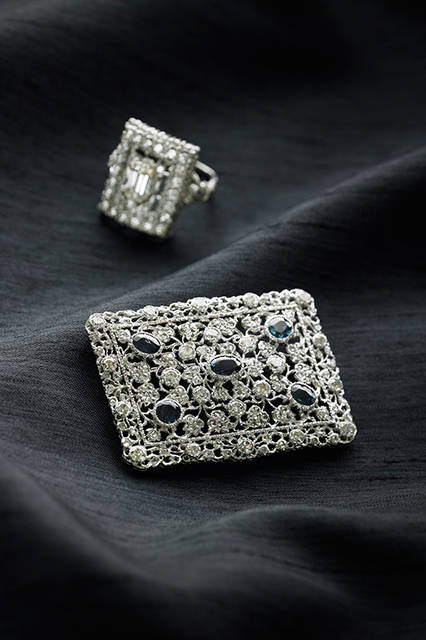 大詩人ダヌンツィオに「金細工の魔術師」と讃えられたジュエラーとしても知られるフェデリーコ・ブチェラッティ。宝石の台座を細工するのではなく、オブジェを作るように考え、全体としての美しさをイメージして石と組み合わせて作られている