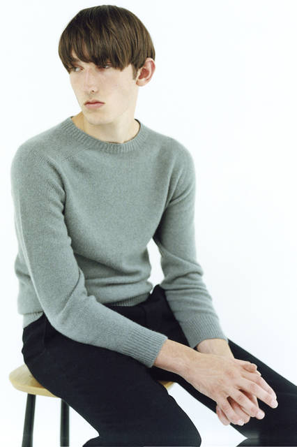 ニットは、ライトグレーのほか、チャコールグレー、アイボリー、オレンジの4色展開。 ニット8万4240円、トラウザーズ3万5640円（ともにマーガレット・ハウエル）