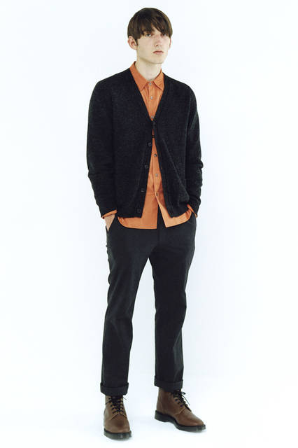 カーディガン4万2120円、シャツ3万240円、トラウザーズ3万2400円（すべてマーガレット・ハウエル）、ブーツ5万9400円（MHL.）