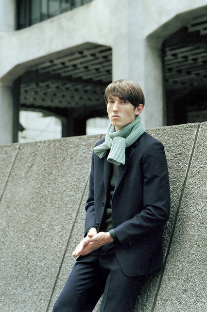 ジャケット7万8840円、ニット8万4240円、トラウザーズ4万2120円、スカーフ2万1600円（すべてマーガレット・ハウエル）