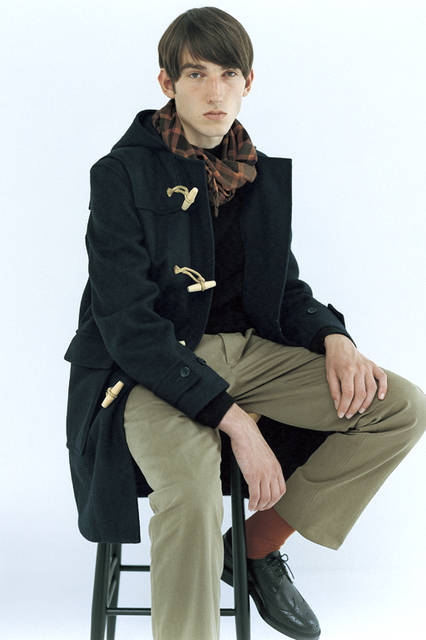 コート10万5840円、ニット3万2400円、トラウザーズ3万8880円、ストール3万5640円、ソックス3780円、シューズ8万9640円（すべてマーガレット・ハウエル）