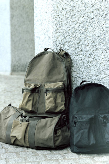 バックパック各4万2120円、ダッフルバッグ4万6440円（すべてマーガレット・ハウエル）