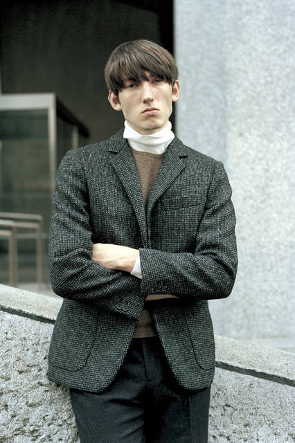 ジャケット7万7760円、ニット2万5920円、トラウザーズ3万5640円（すべてマーガレット・ハウエル）、ベスト2万4840円（MHL.）