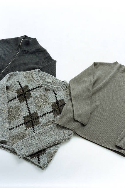 写真左）手編み風に仕上げているジップカーディガンは細身のシルエットで、アウター感覚でも着こなせる一枚ジップカーディガン7万3440円。写真中）ハンド仕上げのアランセーターはコレクションでもキールックになったアイテムで、チャンキーな雰囲気が抜群の存在感。ニット12万9600円。写真右）ウールカシミヤニットは今シーズントレンドのボトルネックデザイン。襟周りの編みのアレンジ以外はシンプルに仕上げているので、レイヤードに使いやすいのが魅力。ニット7万3440円（すべてマーガレット・ハウエル）［店舗限定｜神南店、神戸店、梅田店、京都店、天神店］