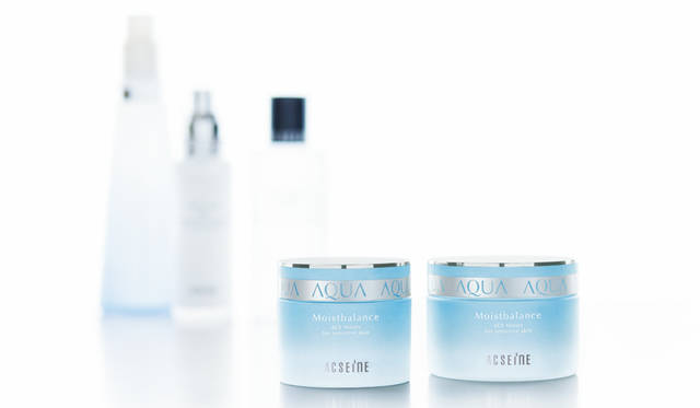 「アクセーヌ」の製品は、肌が不安定なときにも使いやすい低刺激なものから、現代の肌を悩ませるトラブルに積極的にアプローチする製品まで幅広く揃う。その根本にあるのは、肌へのやさしさの追求。わずかな体調の変化にも敏感に反応してしまう女性の肌にとって、信頼できる化粧品ほど心強い存在はない。