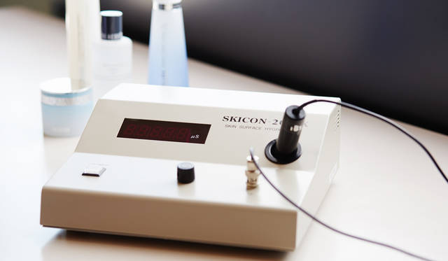 セミナーで使用する機器はすべて研究所で実際に使用されているもの。当然、化粧品カウンターなどで見かけるそれとは測定できる項目数や精度が違う。こうした精密機器を使って、まさに“本気”の肌診断が受けられるというのも貴重な機会だ。