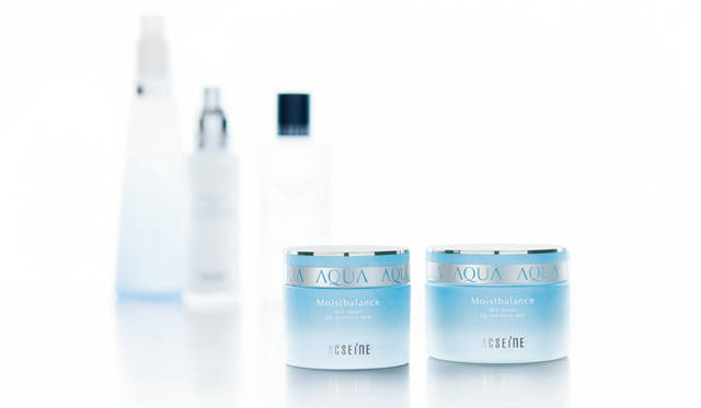 「アクセーヌ」の製品は、肌が不安定なときにも使いやすい低刺激なものから、現代の肌を悩ませるトラブルに積極的にアプローチする製品まで幅広く揃う。その根本にあるのは、肌へのやさしさの追求。わずかな体調の変化にも敏感に反応してしまう女性の肌にとって、信頼できる化粧品ほど心強い存在はない。