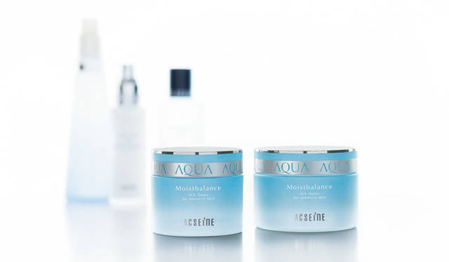 「アクセーヌ」の製品は、肌が不安定なときにも使いやすい低刺激なものから、現代の肌を悩ませるトラブルに積極的にアプローチする製品まで幅広く揃う。その根本にあるのは、肌へのやさしさの追求。わずかな体調の変化にも敏感に反応してしまう女性の肌にとって、信頼できる化粧品ほど心強い存在はない。