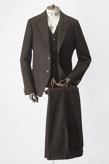 <strong>TAKEO KIKUCHI｜タケオキクチ</strong><br />「The Stylist Japan × TAKEO KIKUCHI」スリーピース　ジャケット7万2360円、ベスト3万6720円、パンツ3万1320円