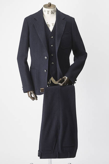 <strong>TAKEO KIKUCHI｜タケオキクチ</strong><br />「The Stylist Japan × TAKEO KIKUCHI」スリーピース　ジャケット7万2360円、ベスト3万6720円、パンツ3万1320円