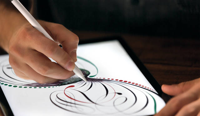 別売のApple Pencilでの操作に対応。これまでペンタブレットでしか実現できなかった、精彩な描き味でキャンバスやノートのようにiPadを使うことができる