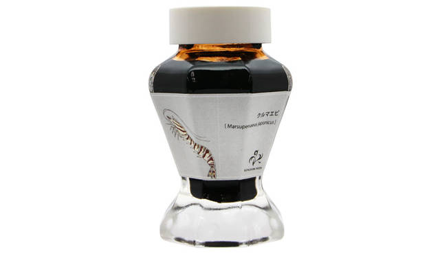 <strong>KINGDOM NOTE｜キングダムノート</strong><br />セーラー万年筆ボトルインク　キングダムノート別注「日本の生物シリーズ 甲殻類」  クルマエビ（Marsupenaeus japonicus）：茶