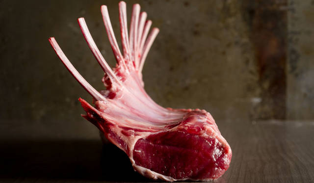 <strong>RUSTEAKS｜ラステイクス</strong><br />「“ワカヌイ” スプリングラム（ニュージーランド）」ハーフ2400円、フル4800円