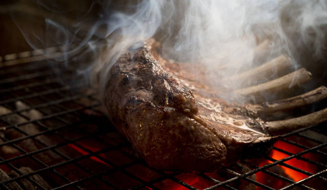 <strong>RUSTEAKS｜ラステイクス</strong><br />焼きあがった熟成肉は、やわらかくてジューシー
