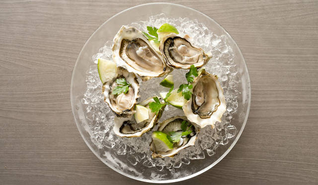 <strong>RUSTEAKS｜ラステイクス</strong><br />おすすめの生牡蠣は、シャブリと一緒に。「本日の生牡蠣」480円～