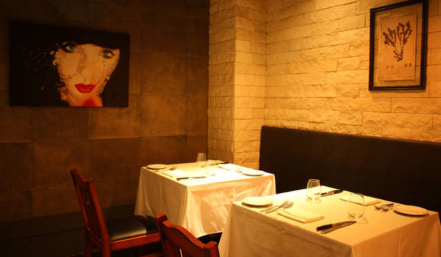 <strong>RUSTEAKS｜ラステイクス</strong><br />落ち着いた店内。プライベートにはもちろん、ビジネスでも利用したい