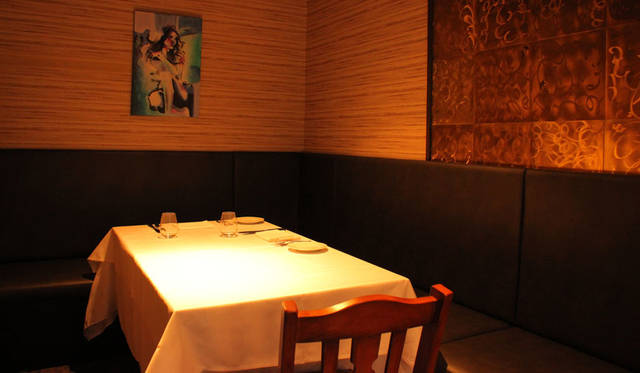 <strong>RUSTEAKS｜ラステイクス</strong><br />店内は26席あり、個室も使える