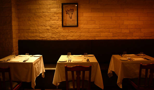 <strong>RUSTEAKS｜ラステイクス</strong><br />店内はグレーを基調として落ち着いた雰囲気。カップルで肉とワインを楽しみたい