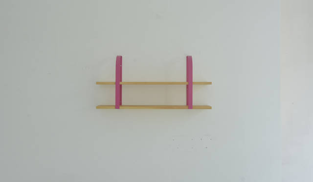 <strong>Wall bracket Solid pine</strong><br />価格｜3万8000円（税抜）サイズ｜W900×D200×H428mm素材｜パイン無垢材、スチールカラー｜ライトグリーン、マゼンタ、ブラック