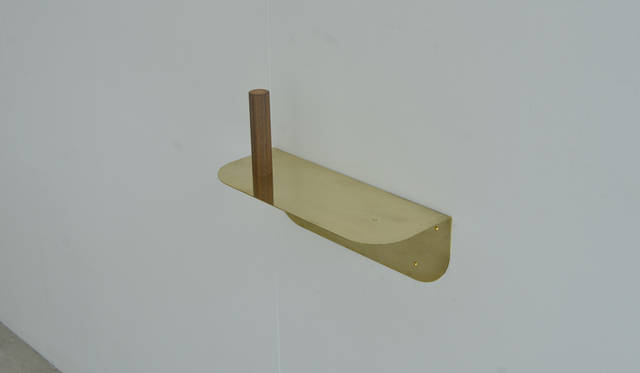 <strong>Wide toilet paper holder Brass DWL-004</strong><br />価格｜2万1000円サイズ｜W360×D145×H245mm素材｜ウォルナット、牛革、真鍮