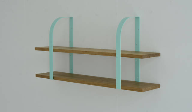 <strong>Wall bracket Solid oak DWL-005-01</strong>価格｜7万9800円（税抜）サイズ｜W900×D200×H428mm素材｜ナラ無垢材、スチールカラー｜ライトグリーン、マゼンタ、ブラック<br />