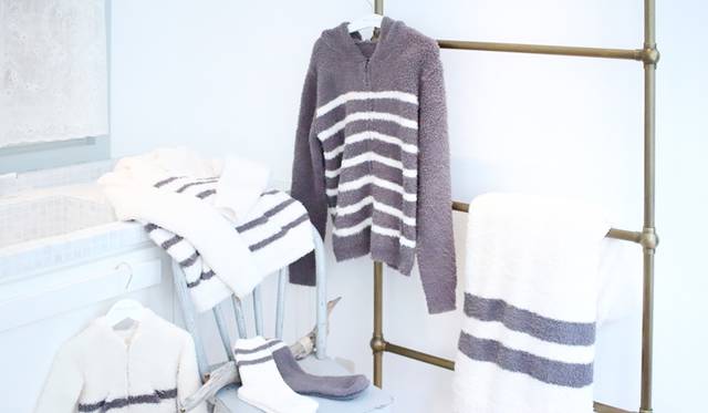 新宿店限定コレクション<br />Men's Hoodie 2万4840円、Women's Hoodie 2万3760円、Kid's Hoodie 1万692円、Men's Socks 2808円、Women's Sock 2592円、Blacket 2万5920円