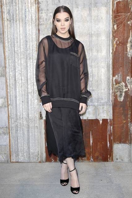 <strong>Hailee Steinfeld｜ヘイリー・スタインフェルド</strong><br /><br />ジバンシィ バイ リカルド ティッシのショー会場・ニューヨーク