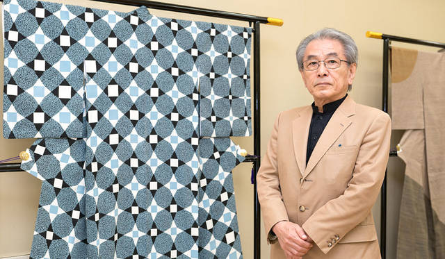 公募展「第62回 日本伝統工芸展」　重要無形文化財保持者 森口邦彦（もりぐちくにひこ）氏と、出展作品「友禅訪問着「位相十字花文　深海」（ゆうぜんほうもんぎ「いそうじゅうじかもん しんかい」）」