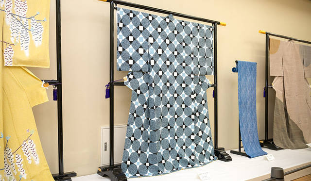 公募展「第62回 日本伝統工芸展」　出展作品「友禅訪問着「位相十字花文　深海」（ゆうぜんほうもんぎ「いそうじゅうじかもん しんかい」）」