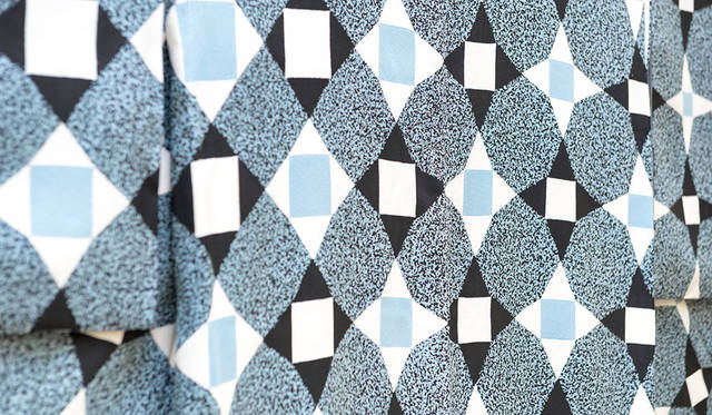 公募展「第62回 日本伝統工芸展」　出展作品「友禅訪問着「位相十字花文　深海」（ゆうぜんほうもんぎ「いそうじゅうじかもん しんかい」）」