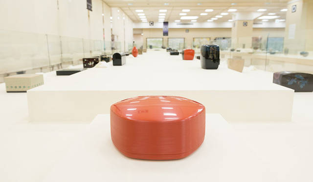 公募展「第62回 日本伝統工芸展」　展示会場<br>　朝日新聞社賞「乾漆線文合子（かんしつせんもんごうす）」〈漆芸〉水口咲