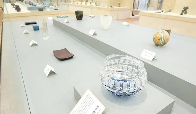 公募展「第62回 日本伝統工芸展」　展示会場<br>（写真右下）日本工芸会奨励賞「硝子切子花器「清溢」（がらすきりこかき「せいいつ」）」〈諸工芸〉気賀澤雅人