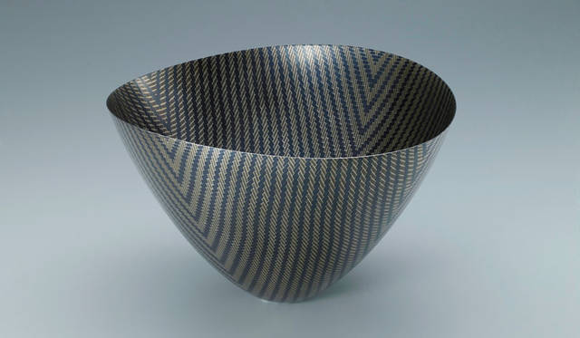 公募展「第62回 日本伝統工芸展」　文部科学大臣賞「編込接合器（あみこみせつごうき）ひびき」〈金工〉家出隆浩