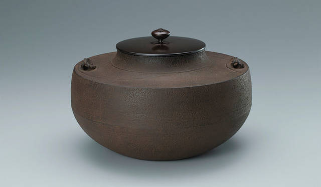 公募展「第62回 日本伝統工芸展」　日本工芸会奨励賞「花流水釜（はなりゅうすいがま）」〈金工〉角谷勇圭