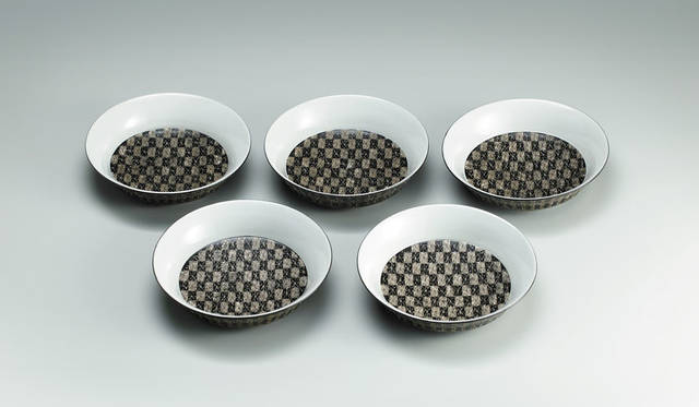 公募展「第62回 日本伝統工芸展」　日本工芸会新人賞「幾何紋銀彩組鉢（きかもんぎんさいくみばち）」〈陶芸〉多田幸史